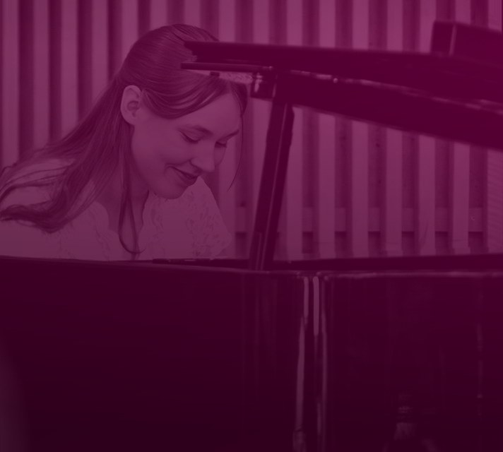 Pianisti soittamassa flyygelillä